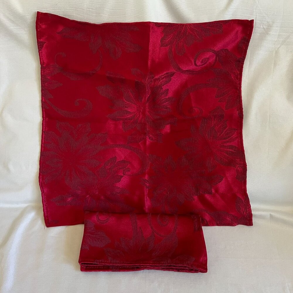St. Nicholas Square Red Floral Christmas Napkins Set Of 2 Holiday Table Décor 17